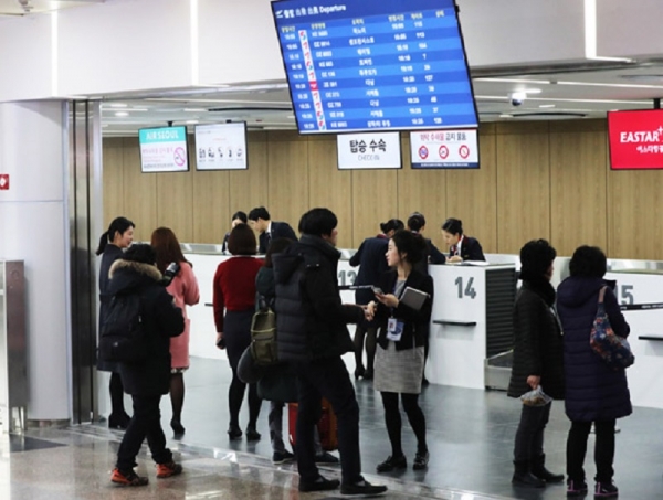 경기도 광명시 KTX 광명역 도심공항터미널에서 여행객들이 탑승 수속을 하고 있는 모습.