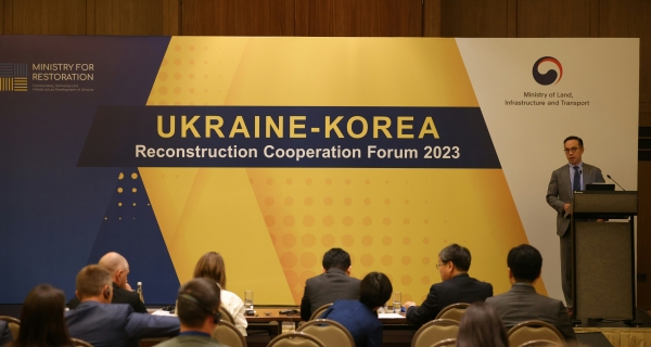 문성욱 KT 글로벌사업실장이 지난 14일 우크라이나 키이우에서 열린 '한국-우크라이나 재건 협력 포럼'에서 우크라이나 재건을 위한 제안 발표를 하고 있다. [출처=연합]