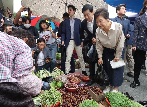 지난달 25일 박근혜 전 대통령이 대구 달성군 현풍시장을 찾아 장을 보고 있다. [출처=연합]