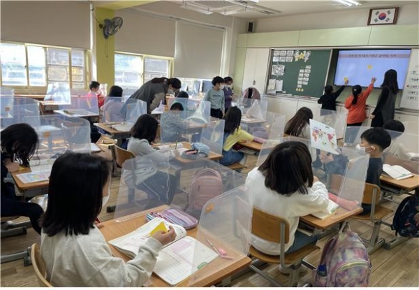 서울 관악구의 한 초등학교에서 초등 저학년 학생들이 기초학력 협력강사와 담임교사에게 협력수업을 받고 있다. [사진=연합뉴스]
