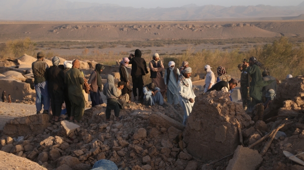 2023년 10월 7일 아프가니스탄 헤라트 주에서 지진이 발생한 후 주택 잔해 사이에 사람들이 보이는 모습. [출처=연합뉴스]