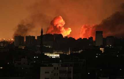 이스라엘의 공습으로 가자지구 중심 도시 가자시티에서 화염이 솟구치고 있다. 가자지구/AFP 연합뉴스