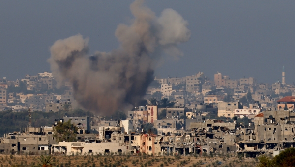 20일(현지시간) 아침 이스라엘군의 공습을 당한 팔레스타인 가자지구 북부에서 시커먼 연기가 하늘로 치솟고 있다. 이스라엘 국방부와 팔레스타인 보건부에 따르면 지난 7일 하마스의 기습 공격 이후 지금까지 2주 동안 이스라엘인은 1천400여 명, 팔레스타인 가자지구 주민 3천700여 명이 사망했다. [출처=연합]