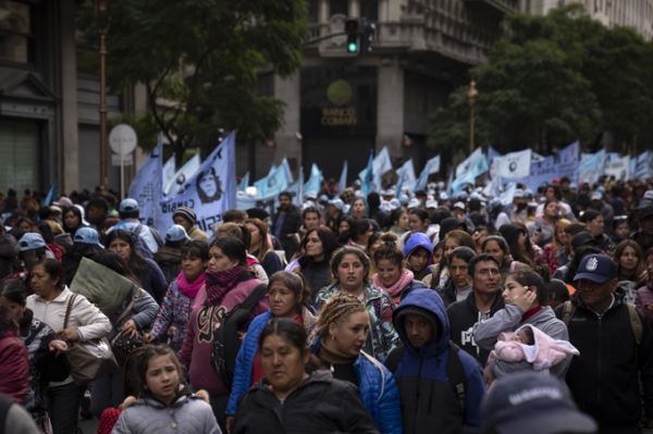 아르헨티나 시위대가 지난 8월 24일 부에노스아이레스에서 인플레이션 대책, 일자리, 사회 복지 혜택 등을 요구하는 시위를 벌이며 행진하고 있다. [사진 = 연합뉴스]