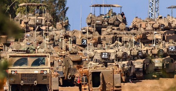 이스라엘군이 지상전을 예고한 가운데 이스라엘 군 장갑차가 21일(현지시간) 가자지구 국경 인근에 대기하고 있다. [사진=AFP·연합뉴스]