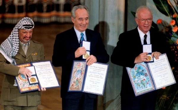1994년 12월 아라파트(왼쪽부터) PLO의장, 이스라엘 외무장관, 라빈 이스라엘 총리가 노르웨이 오슬로 노벨평화상 시상식에서 포즈를 취하고 있다. [사진 = 연합뉴스]