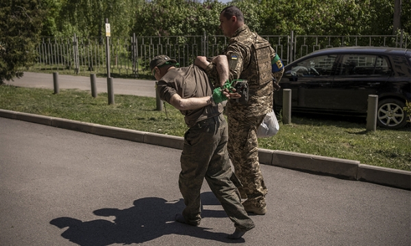 우크라이나 하르키우의 지역 병원에서 러시아군이 우크라이나군에게 체포되어 끌려고 있다. [사진 = 연합뉴스]