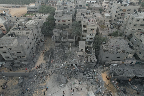 29일(현지시간) 팔레스타인 가자지구의 모스크와 주택들이 이스라엘 공습으로 파손된 모습. 지난 7일 팔레스타인 무장 정파 하마스가 이스라엘을 기습공격해 양측에서 교전이 벌어졌고 8천명 이상이 숨졌다. [출처=AP/연합]