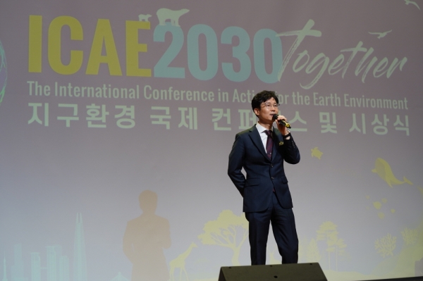 ICAE2030 공동의장인 김용두 SNS기자연합회장이 2023년 10월 21일 국회의원회관 대회의실에서 개최한 'ICAE2023 Together 지구환경 국제컨퍼런스 및 시상식' 에서 기조연설을 하고 있다. (제공: SNS기자연합회)
