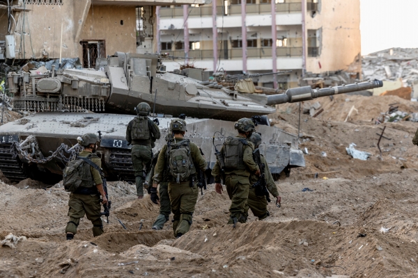 8일(현지시간) 가자 지구 북부에서 팔레스타인 이슬람 단체 하마스에 대한 지상 공격이 진행 중인 가운데 이스라엘 군인들이 잔해 속을 걸어가고 있다. [출처=연합]