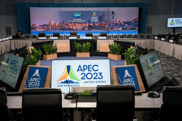 11월 11일(현지시간) 캘리포니아주 샌프란시스코 모스콘 센터에서 열린 아시아태평양경제협력체 정상회의 중 최종 고위관리 회의가 시작되기 전 화면에 APEC 2023 로고가 표시되어 있다. 2023년 아시아태평양경제협력체(APEC) 정상회의는 11월 17일까지 열릴 예정이며, 수십 명의 세계 지도자와 수백 명의 CEO를 포함해 2만 명이 넘는 인원이 행사에 참석할 예정이다. [출처=AFP/연합]