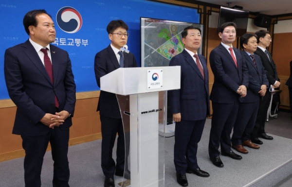 김오진 국토교통부 1차관이 지난 15일 신규택지 후보지를 발표하고 있다. [사진=연합뉴스]