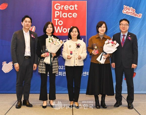 강소영 한국애브비 대표이사(가운데)가 ‘한국에서 가장 일하기 좋은 기업’ 선정 후 기념촬영을 하고 있다. [제공=한국애브비]
