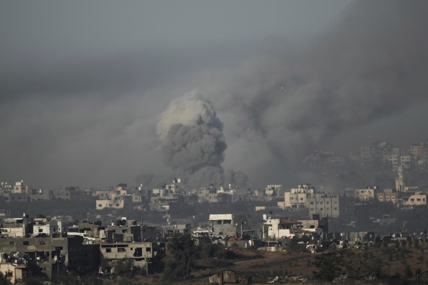 (가자지구-이스라엘 접경 AP=연합뉴스) 팔레스타인 무장정파 하마스와 이스라엘이 4일간의 임시휴전에 합의한 22일(현지시간) 이스라엘군의 공습을 당한 가자지구에서 시커먼 연기가 솟아오르고 있다. 하마스와 이스라엘은 이날 양측에 억류된 인질과 수감자들을 맞교환하는 조건으로 일시 휴전에 들어갔다. 2023.11.22