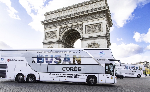 LG가 운영하는 부산 엑스포 유치 홍보 버스가 현지시간 26일 프랑스 파리의 주요 명소들을 순회하고 있다. [사진=연합뉴스]