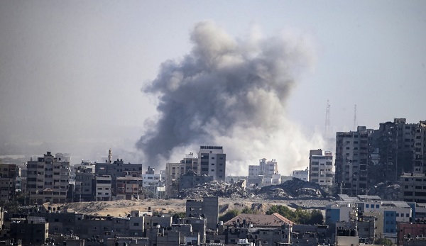 이스라엘 공습으로 연기가 피어오른 가자지구 남부. [사진=연합뉴스]