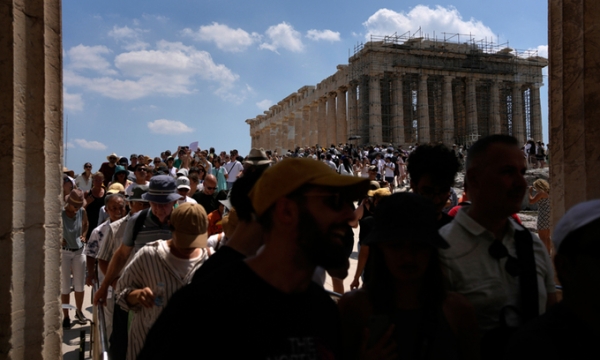 그리스 아테네의 아크로폴리스 꼭대기에 있는 파르테논 신전을 방문한 관람객들이 줄 지어 이동하는 모습 [사진 = 연합뉴스]