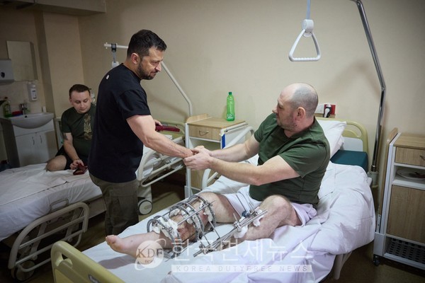 지난 8월 초, 젤렌스키 우크라이나 대통령이 최근 서부 이바노-프란키우스크 지역 병원에서부상병들을 만나고 있는 모습 [사진 = 연합뉴스]