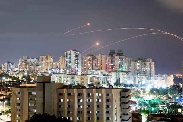 이스라엘의 아이언돔 미사일 방어체계가 지난 24일 하마스의 미사일 공격을 방어하고 있다.