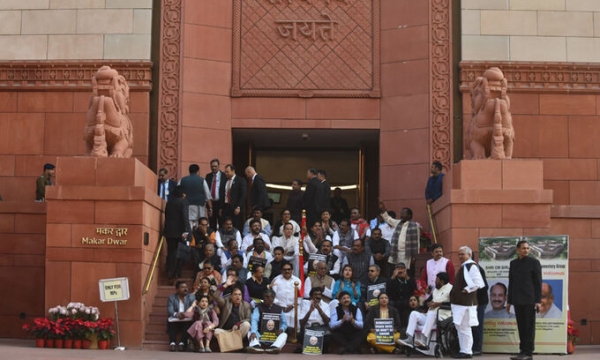 인도 야권 정치인 수십명이 지난 달 19일(현지시간) 뉴델리 연방의사당 앞에서 야당 의원들의 직무 정지 조치에 대해 항의하는 시위를 벌이고 있다. [사진 = 연합뉴스]