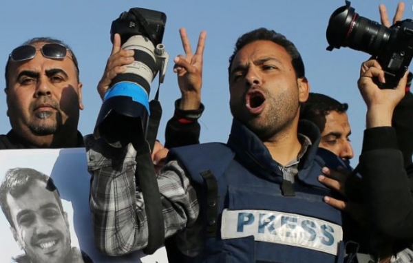 가자지구에서 희생된 언론인 야세르 무르타이아를 추모하는 집회에서 언론인들이 이스라엘 정부에 항의하고 있다. /로이터 연합뉴스
