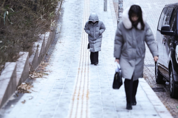 많은 눈이 예보된 9일 오전 서울 중구 을지로입구역 인근에서 시민들이 눈이 쌓인 오르막길을 걷고 있다. [출처=연합]