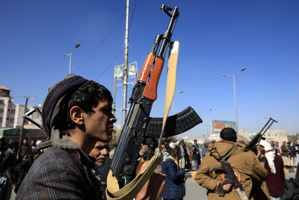 지난 11일(현지시간) 예멘 사나에서 군사 훈련이 끝난 후 새로 모집된 후티 반군 대원들이 무기를 들고 있다. [출처=EPA/연합]