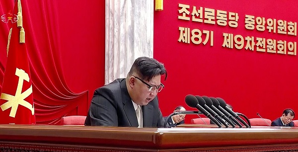 조선중앙TV가 지난달 28일 북한 김정은 국무위원장이 노동당 제8기 제9차 전원회의 2일차인 27일 회의를 주재한 자리에서 “2024년 투쟁방향에 대한 강령적인 방향으로 결론내렸다 ”고 보도했다. [사진=연합뉴스]