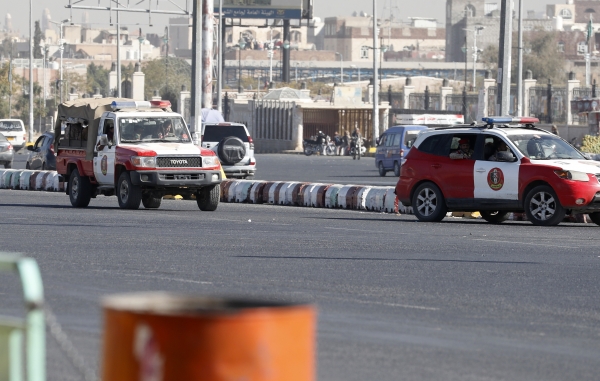 후티 반군이 16일(현지시간) 예멘 사나에서 군용 차량을 타고 거리를 주행하고 있다. [출처=EPA/연합]