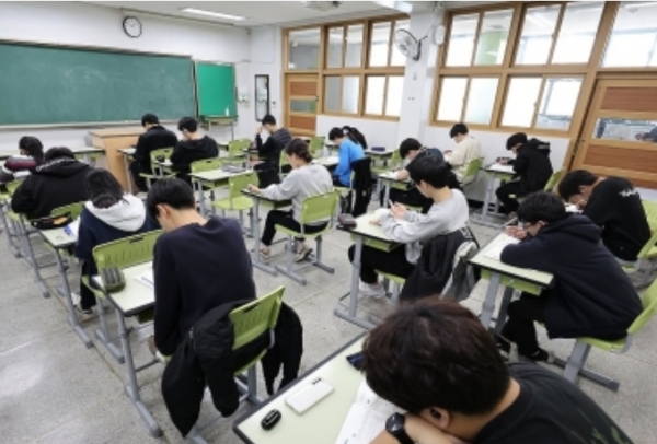 지난해 10월 서울 시내 한 고등학교에서 고3 학생들이 자율 학습하고 있다. [연합뉴스]