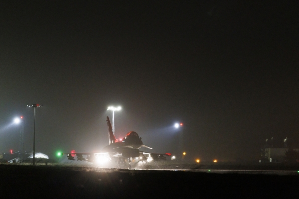 22일(현지시간) 지중해의 키프로스공화국 내에 아크로티리 공군기지에서 영국 공군 전폭기 타이푼 FGR4가 후티 군사 목표물에 대한 공습을 수행하기 위해 이륙하고 있다. [출처=영국 국방부/AP/연합]