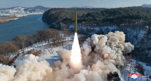 사진은 지난 15일 북한이 주장한 고체연료를 사용한 극초음속 중장거리 탄도미사일(IRBM) 시험 발사 장면. [출처=조선중앙통신/연합]