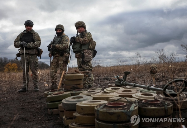 지난해 10월 24일(현지시간) 우크라이나 하르키우 국경지대에서 특수부대가 대전차지뢰를 해체한 모습 [사진 = 연합뉴스]