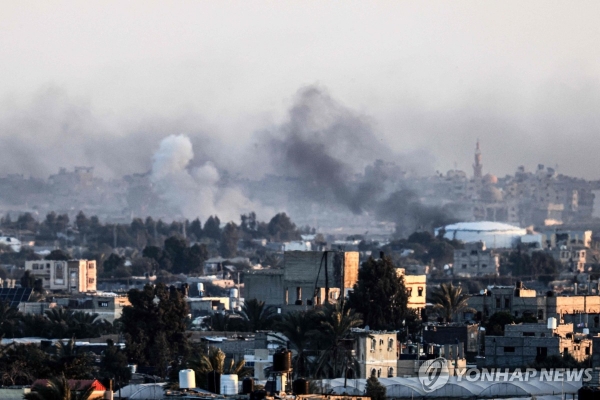 이스라엘군의 폭격에 불타는 가자지구 칸 유니스 : 지난 22일(현지 시각) 팔레스타인 가자지구 남부의 칸 유니스 도심에서 연기가 피어오르고 있다. [사진 = 연합뉴스]