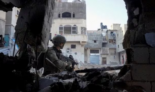 지난 25일 이스라엘 병사가 팔레스타인 가자지구 남부도시 칸 유니스의 한 건물에서 총을 겨누고 있다. [사진 = 연합뉴스]