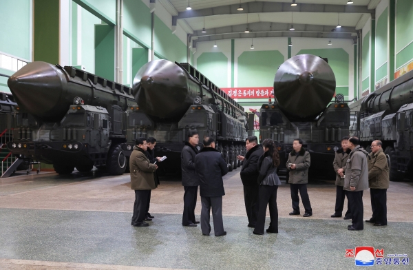 김정은 북한 국무위원장이 대륙간탄도미사일(ICBM) 발사대 생산 공장을 둘러보며 전략미사일 전력을 과시했다. 조선중앙통신은 김 위원장이 '중요군용대차생산공장'을 현지 지도했다고 지난 5일 보도했다. [출처=연합뉴스]