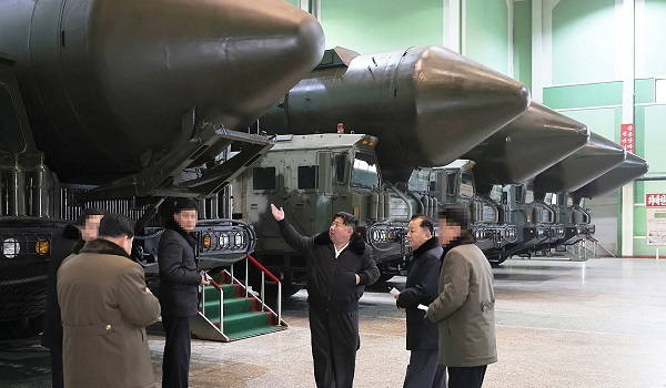 김정은 북한 국무위원장이 대륙간탄도미사일(ICBM) 발사대 생산 공장을 둘러보며 전략미사일 전력을 과시했다. [사진=연합뉴스]