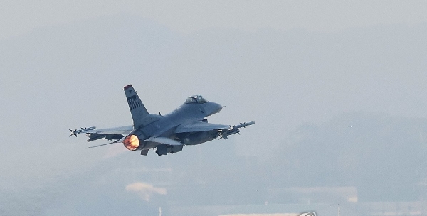 지난해 10월 30일 한미 연합공중훈련 '비질런트 디펜스'(Vigilant Defence)가 시작된 경기도 평택시 주한미공군 오산기지에서 F-16 전투기가 이륙하고 있다. [출처=연합]