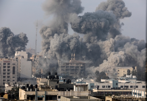 11일(현지시간) 팔레스타인 가자지구에서 이스라엘의 공습으로 연기가 솟아오르고 있다. 지난 7일 팔레스타인 무장 정파 하마스가 이스라엘을 기습 공격한 후 시작된 전쟁으로 수천 명의 사상자가 발생했다. [출처=AFP/연합]