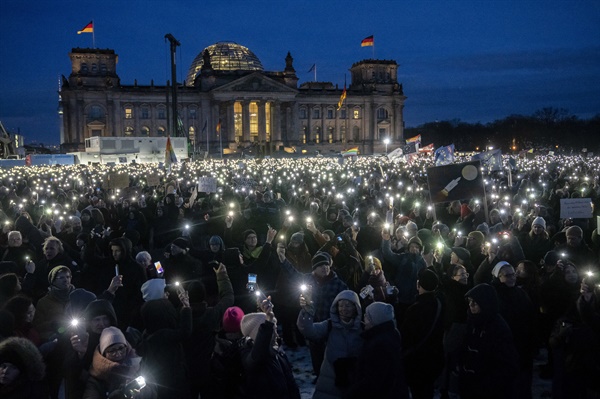 독일 베를린 반극우 시위 : 독일 수도 베를린의 의회 건물 앞에서 지난 1월 21일(현지 시간) 대규모 인파가 극우 정당 AfD의 반이민 저책에 항의하는 시위를 벌이고 있다. [사진 = 연합뉴스]