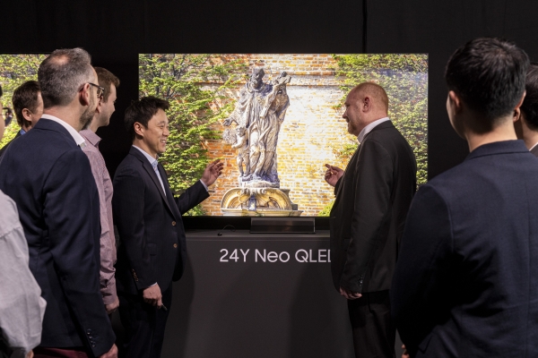 독일 프랑크푸르트 '2024 유럽 테크세미나'에서 참석자들이 삼성전자의 2024년형 Neo QLED 8K 신제품을 살펴보고 있다. ⓒ삼성전자 제공