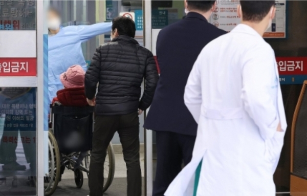 21일 오전 서울의 한 대형병원 응급의료센터에서 의료진이 이동하고 있다. [연합뉴스 자료사진]