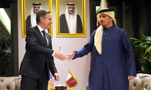 중동을 방문한 토니 블링컨 미국 국무장관(왼쪽)이 지난 6일(현지 시각) 카타르 도하에서 무함마드 빈 압둘라흐만 알사니 카타르 총리 겸 외무장관과 악수하고 있다. 카타르는 이스라엘과 하마스 간 종전·인질 협상의 중재 역할을 하고 있다. [사진 = 연합뉴스]