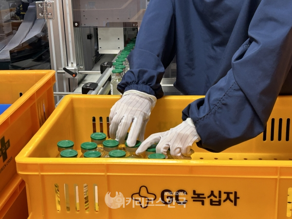 After completing all inspections, finalized Alyglo products are stacked, labeled, and packaged. [Photo by Jo Eun]