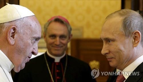 2015년 6월 10일 교황청에서 만난 프란치스코 교황(왼쪽)과 블라디미르 푸틴 러시아 대통령 [사진 = 연합뉴스]