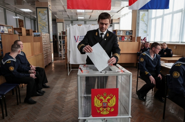 15일 러시아 극동에 위치한 블라디보스토크의 해양주립대학 투표소에서 이 대학 총장이 투표에 임하고 있다. 로이터 연합뉴스