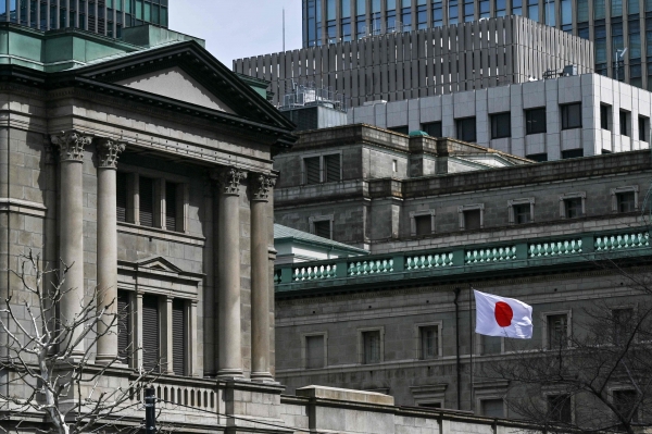 3월 19일 도쿄 중심부에 있는 일본은행(BoJ) 본부 단지 일부에 일장기가 펄럭이고 있다. [출처=AFP/연합]