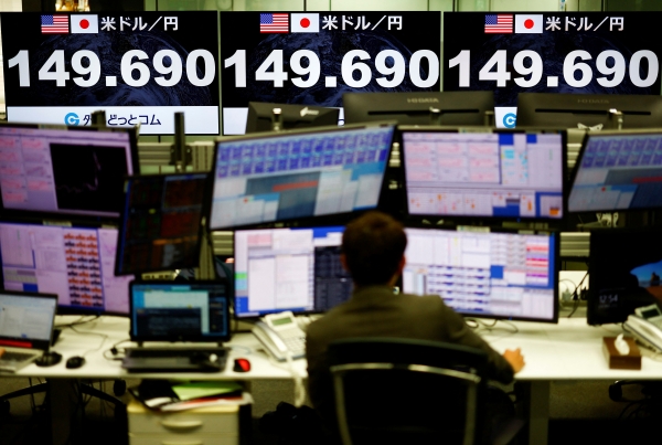 19일(현지시간) 일본 도쿄에서 일본 은행이 8년간의 마이너스 금리를 종료했다는 보고 이후 외환 거래 회사 Gaitame.com의 직원이 현재 미국 달러 대비 일본 엔 환율을 보여주는 모니터 옆에서 일하고 있다. [출처=로이터/연합]