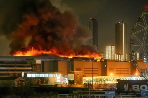 22일 러시아 크로커스 시티홀 위로 거대한 불길이 피어오르고 있다. [출처=연합뉴스]