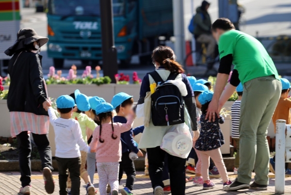 일본 보육사가 나들이를 나온 어린이를 돌보고 있다. [사진 = 연합뉴스]